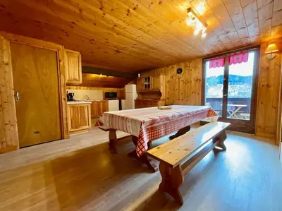 Cuisine ou kitchenette dans l'établissement Le Grand Aigle, bel appartement style chalet