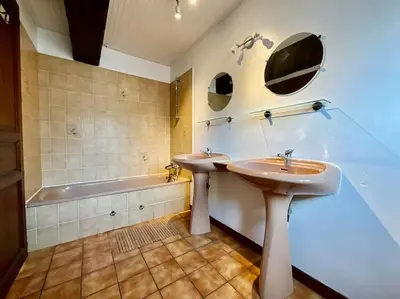 Salle de bains dans l'établissement Le Grand Ours, appartement spacieux avec terrasse