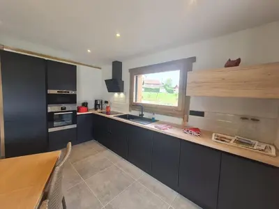 Cuisine ou kitchenette dans l'établissement Chalet familial avec sauna et terrasse près du lac - FR-1-589-758