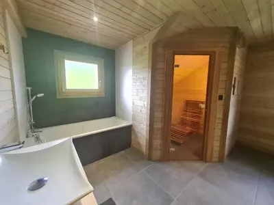 Salle de bains dans l'établissement Chalet familial avec sauna et terrasse près du lac - FR-1-589-758