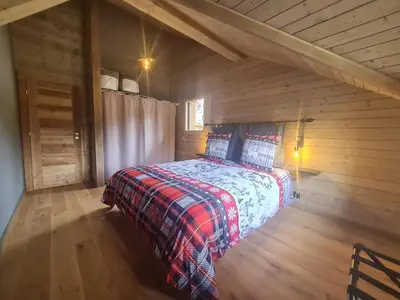 Un ou plusieurs lits dans un hébergement de l'établissement Chalet familial avec sauna et terrasse près du lac - FR-1-589-758