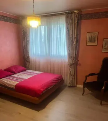 Un ou plusieurs lits dans un hébergement de l'établissement Appartement avec balcon et parking