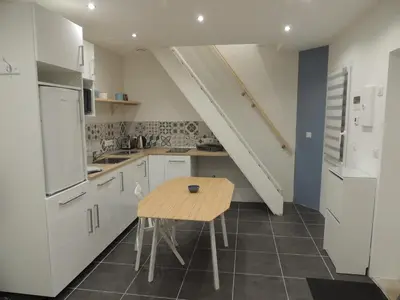 Cuisine ou kitchenette dans l'établissement Logement F1 neuf indépendant