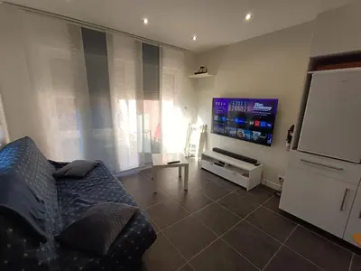 Télévision ou salle de divertissement dans l'établissement Logement F1 neuf indépendant