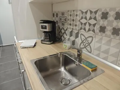 Cuisine ou kitchenette dans l'établissement Logement F1 neuf indépendant