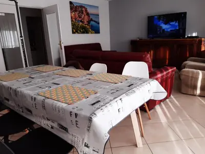 Un ou plusieurs lits dans un hébergement de l'établissement Spacieux et lumineux T5 avec 4 chambres, au centre-ville de Mulhouse, grand balcon, grand écran plat