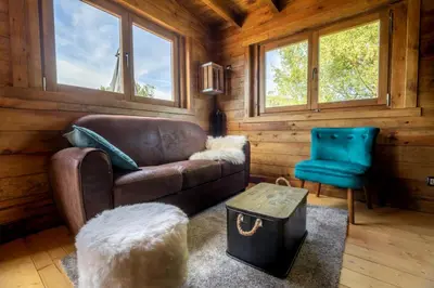 Coin salon dans l'établissement Chalet chevreuils du beillard