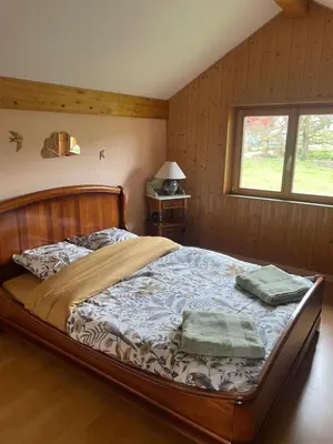 Un ou plusieurs lits dans un hébergement de l'établissement Chalet au bord d'un étang