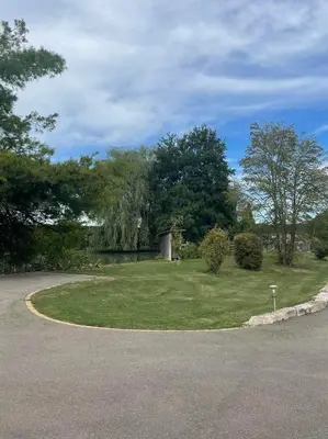 Jardin de l'établissement Chalet au bord d'un étang