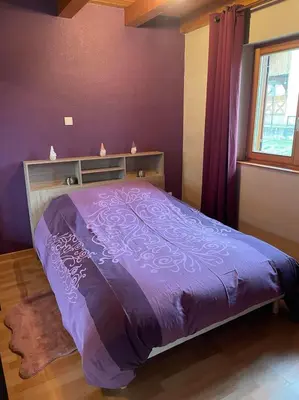 Un ou plusieurs lits dans un hébergement de l'établissement Chalet au bord d'un étang