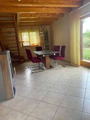 Coin salon dans l'établissement Chalet au bord d'un étang