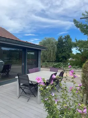 Jardin de l'établissement Chalet au bord d'un étang