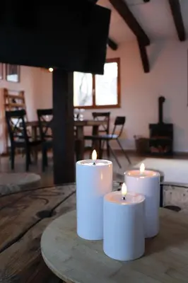 Coin salon dans l'établissement Le Chalet de la Rivière
