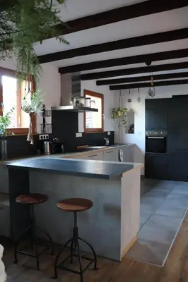 Cuisine ou kitchenette dans l'établissement Le Chalet de la Rivière