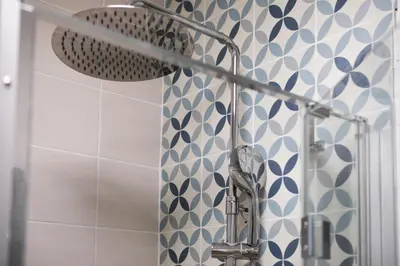 Salle de bains dans l'établissement Le Tassigny à 2mn du centre avec Parking
