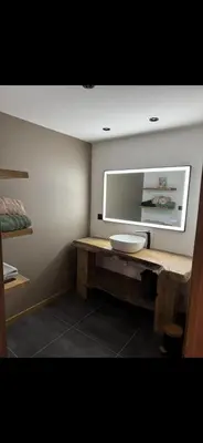 Télévision ou salle de divertissement dans l'établissement Le hameau des roches