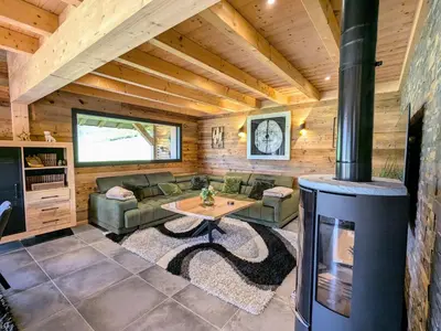 Coin salon dans l'établissement Chalet grand confort avec sauna et balnéo - Proche stations de ski - FR-1-589-762