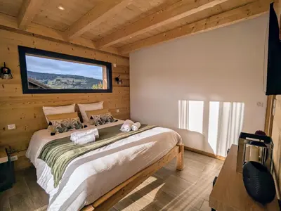 Télévision ou salle de divertissement dans l'établissement Chalet grand confort avec sauna et balnéo - Proche stations de ski - FR-1-589-762