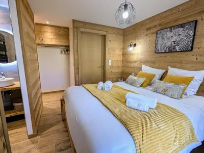Un ou plusieurs lits dans un hébergement de l'établissement Chalet grand confort avec sauna et balnéo - Proche stations de ski - FR-1-589-762