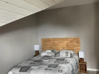 Un ou plusieurs lits dans un hébergement de l'établissement Gîte spacieux à Gérardmer avec vue sur lac, 3 chambres, Wi-Fi et parking - FR-1-589-761