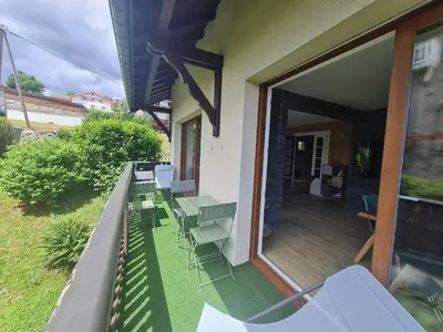 Jardin de l'établissement Gîte spacieux à Gérardmer avec vue sur lac, 3 chambres, Wi-Fi et parking - FR-1-589-761