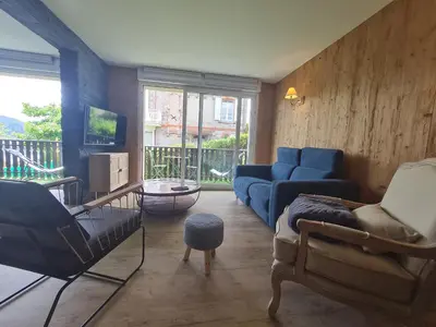 Coin salon dans l'établissement Gîte spacieux à Gérardmer avec vue sur lac, 3 chambres, Wi-Fi et parking - FR-1-589-761