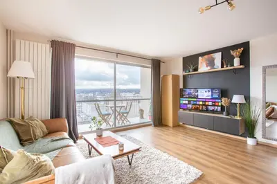 Télévision ou salle de divertissement dans l'établissement Nouveau, Vue incroyable, terrasse & confort