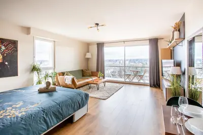Télévision ou salle de divertissement dans l'établissement Nouveau, Vue incroyable, terrasse & confort