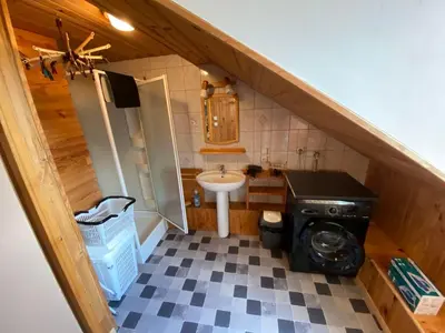 Salle de bains dans l'établissement Loft des Cimes - Evasion en montagne avec local vélo privé