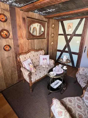 Coin salon dans l'établissement Gîte le Romantique