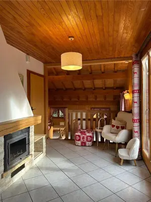 Coin salon dans l'établissement L'Orpin Givré - Chalet Caucalide avec grande terrasse, cheminée et sauna