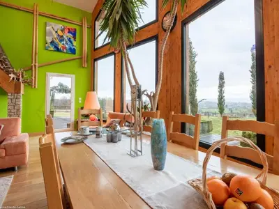 Coin salon dans l'établissement Charmante chambre pour 2 avec sauna et vélos à Vyans-le-Val - FR-1-583-277