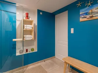 Salle de bains dans l'établissement Charmante chambre pour 2 avec sauna et vélos à Vyans-le-Val - FR-1-583-277