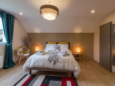 Un ou plusieurs lits dans un hébergement de l'établissement Charmante chambre pour 2 avec sauna et vélos à Vyans-le-Val - FR-1-583-277