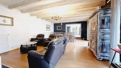Coin salon dans l'établissement Gitedaval Maison famille et spa