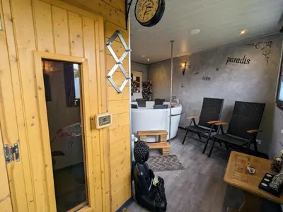 Coin salon dans l'établissement Cabane perchée avec terrasse, sauna et BBQ à Ferdrupt - FR-1-589-770