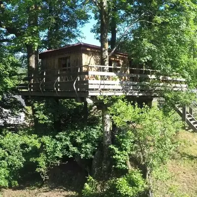 Cabane perchée avec terrasse