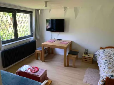 Télévision ou salle de divertissement dans l'établissement Espace privé dans un parc arboré