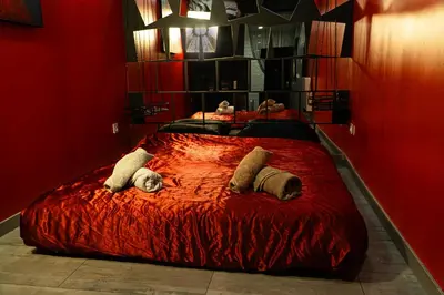 Un ou plusieurs lits dans un hébergement de l'établissement Perle d'eau-Love Room-Jacuzzi-Sauna-Proche Montbéliard et Belfort