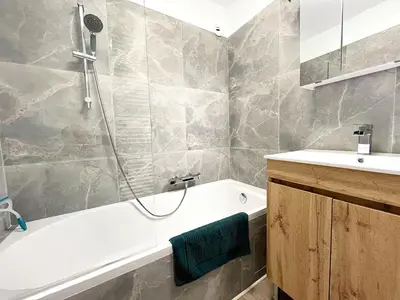 Salle de bains dans l'établissement L 'Éclat Doré - Studio - Proche Gare - 2 P