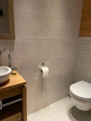 Salle de bains dans l'établissement Chalet luxueux avec piscine intérieure