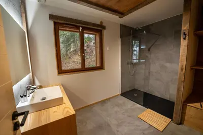 Salle de bains dans l'établissement Chalet Les Cimes - Sauna - Jacuzzi