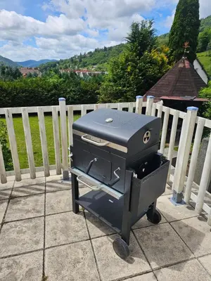 Barbecue disponible mis à disposition des clients de la maison de vacances