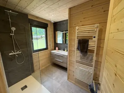 Salle de bains dans l'établissement Chalet du saut de la bourrique, plain-pied, SPA couvert, terrain clôturé