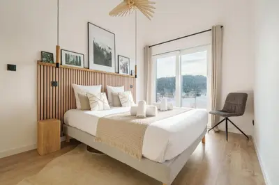 Un ou plusieurs lits dans un hébergement de l'établissement L’Alma - Magnifique maison avec jacuzzi
