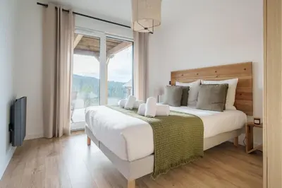Un ou plusieurs lits dans un hébergement de l'établissement L’Alma - Magnifique maison avec jacuzzi