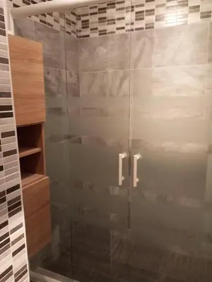 Salle de bains dans l'établissement Le Val Joyeux