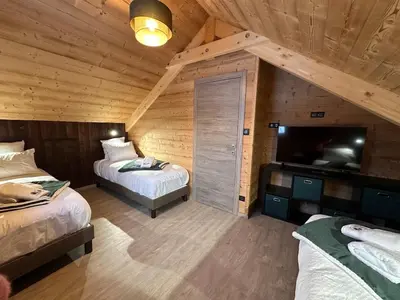 Un ou plusieurs lits dans un hébergement de l'établissement Chalet PLUME D'EAU - jacuzzi, piscine et pétanque
