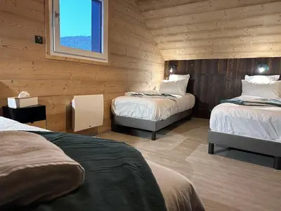 Un ou plusieurs lits dans un hébergement de l'établissement Chalet PLUME D'EAU - jacuzzi, piscine et pétanque
