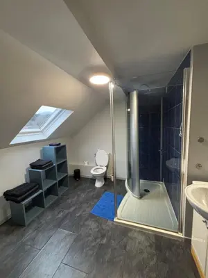 Salle de bains dans l'établissement Gîte 205 m2 avec piscine et jacuzzi